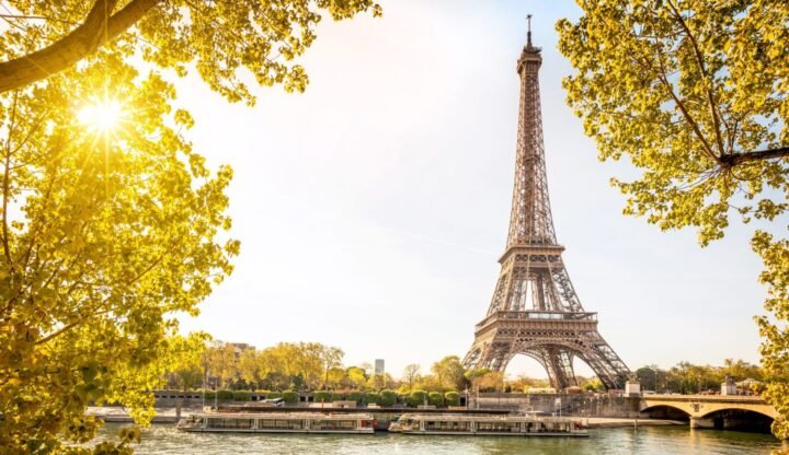 Власти Парижа планируют повышение туристического сбора в три раза