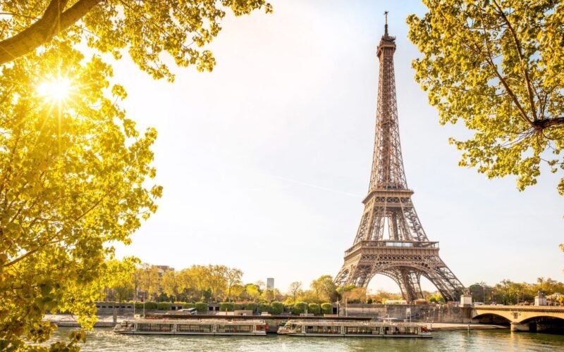 Власти Парижа планируют повышение туристического сбора в три раза