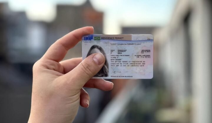 Українцям в Ірландії почали видавати картки дозволу на проживання