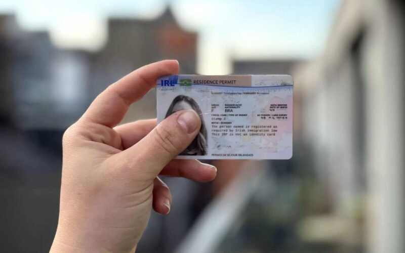 Украинцам в Ирландии начали выдавать карточки вида на жительство