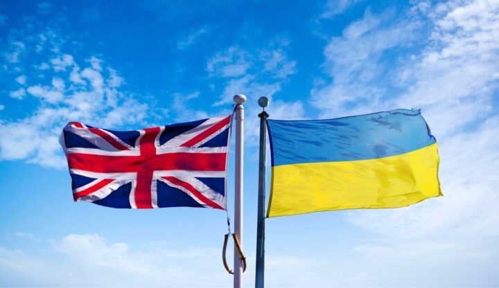 Украинцы смогут остаться в Великобритании до 2026 года: Объявлена новая визовая схема