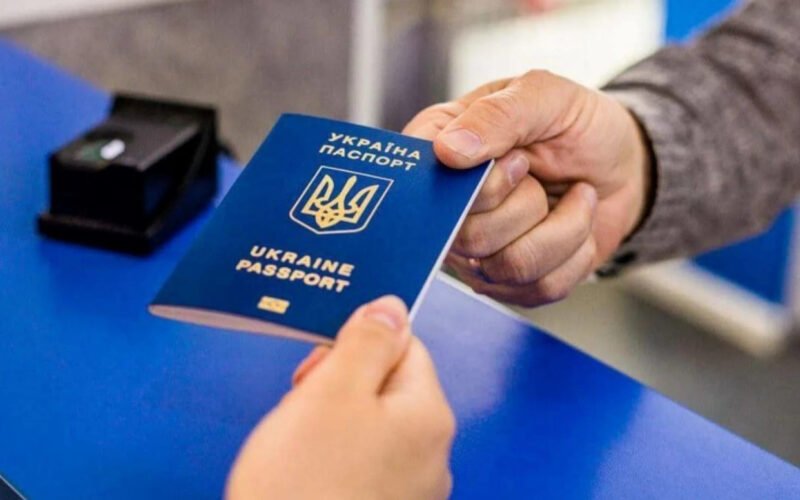Заборона на отримання закордонних паспортів для чоловіків за кордоном. Важливе уточнення!